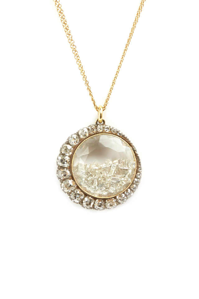 Gold Crescent Rim Diamond Shake Necklace