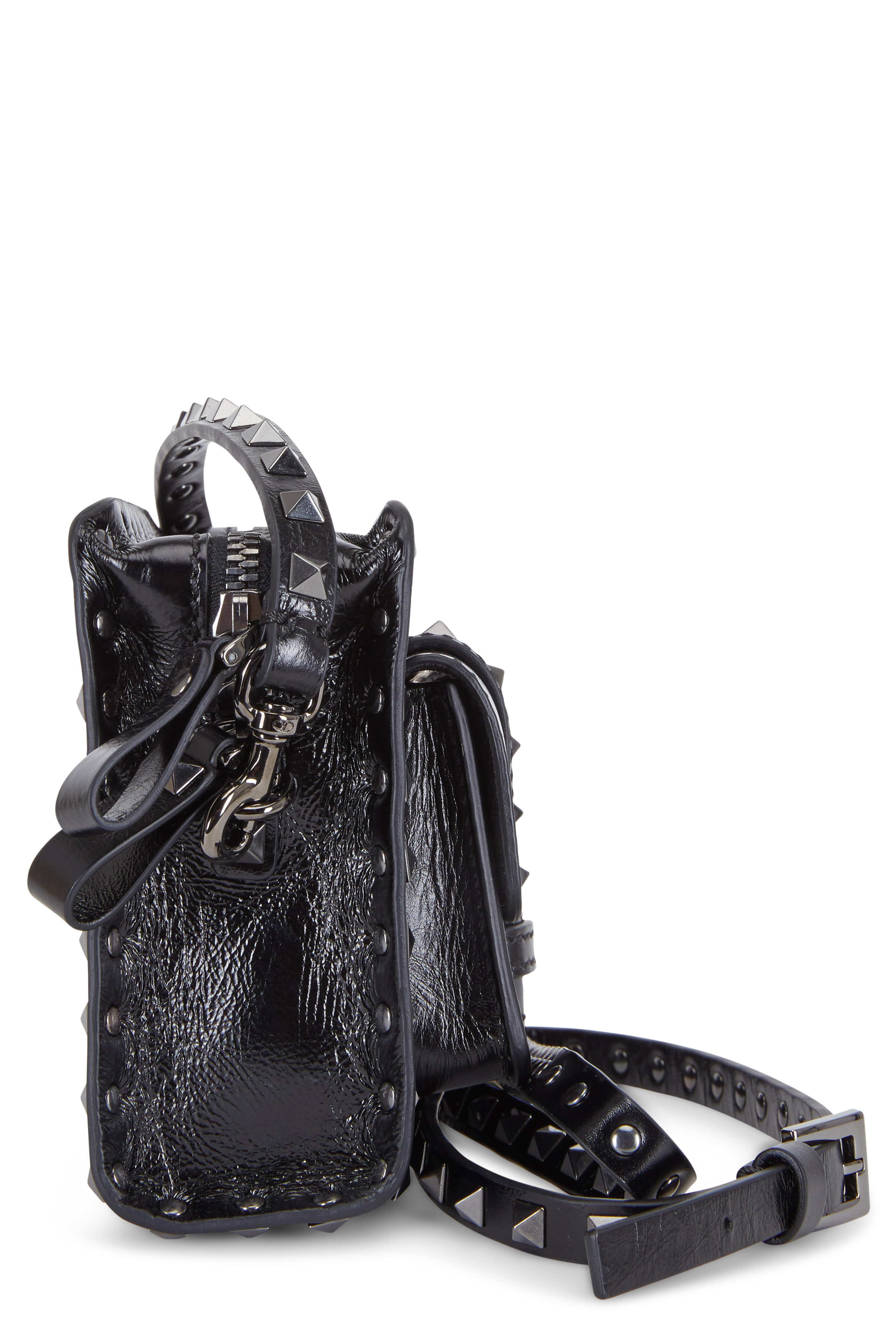 halskæde auroch arbejder Valentino Garavani - Rockstud Black Crinkled Leather Pocket Crossbody