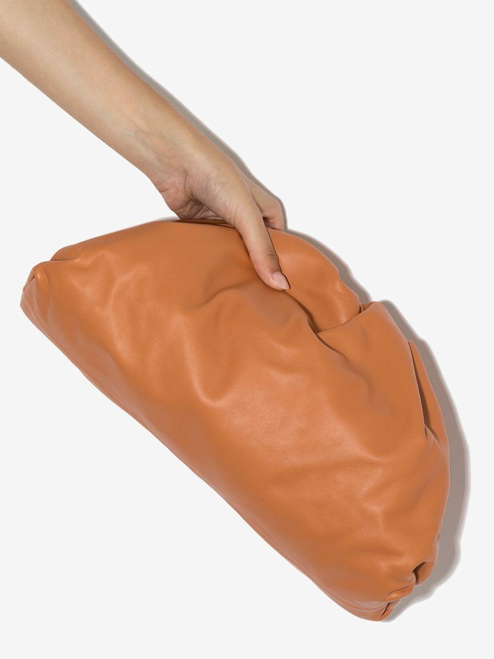BOTTEGA /レザー /クラッチバッグ/clay Bottega Veneta - The Pouch Clay Leather Large Clutch