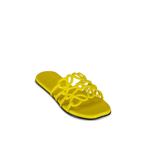 靴 YELLO O2 CRYSTAL EMBLEM SANDALS 靴 YELLO O2 CRYSTAL EMBLEM SANDALS CHANEL Metallic Laminated