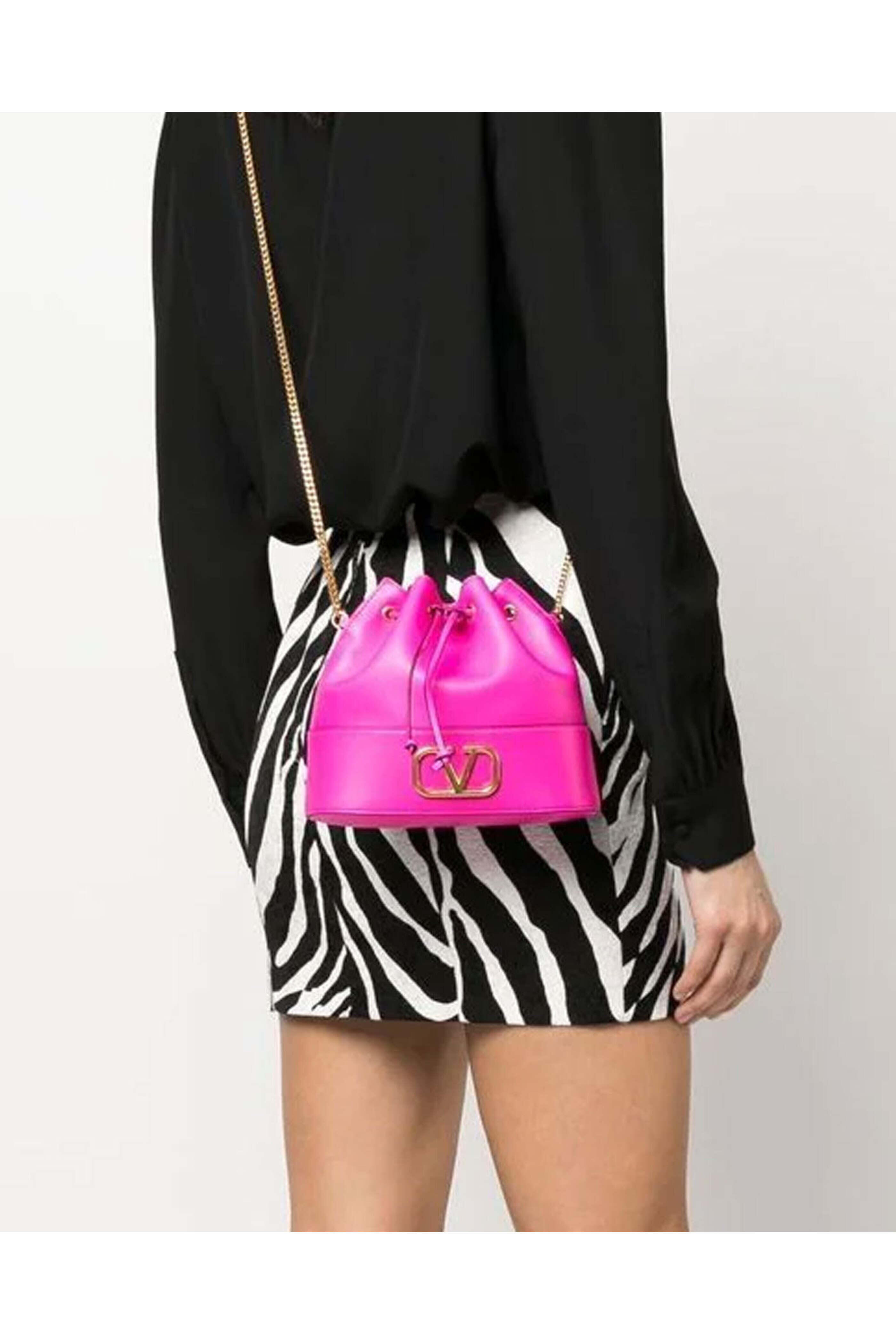 ショルダーバッグ・ポシェット 25AW VALENTINO GARAVANI V-logo leather bucket bag Rosso 19950134_50235299_1000.jpg