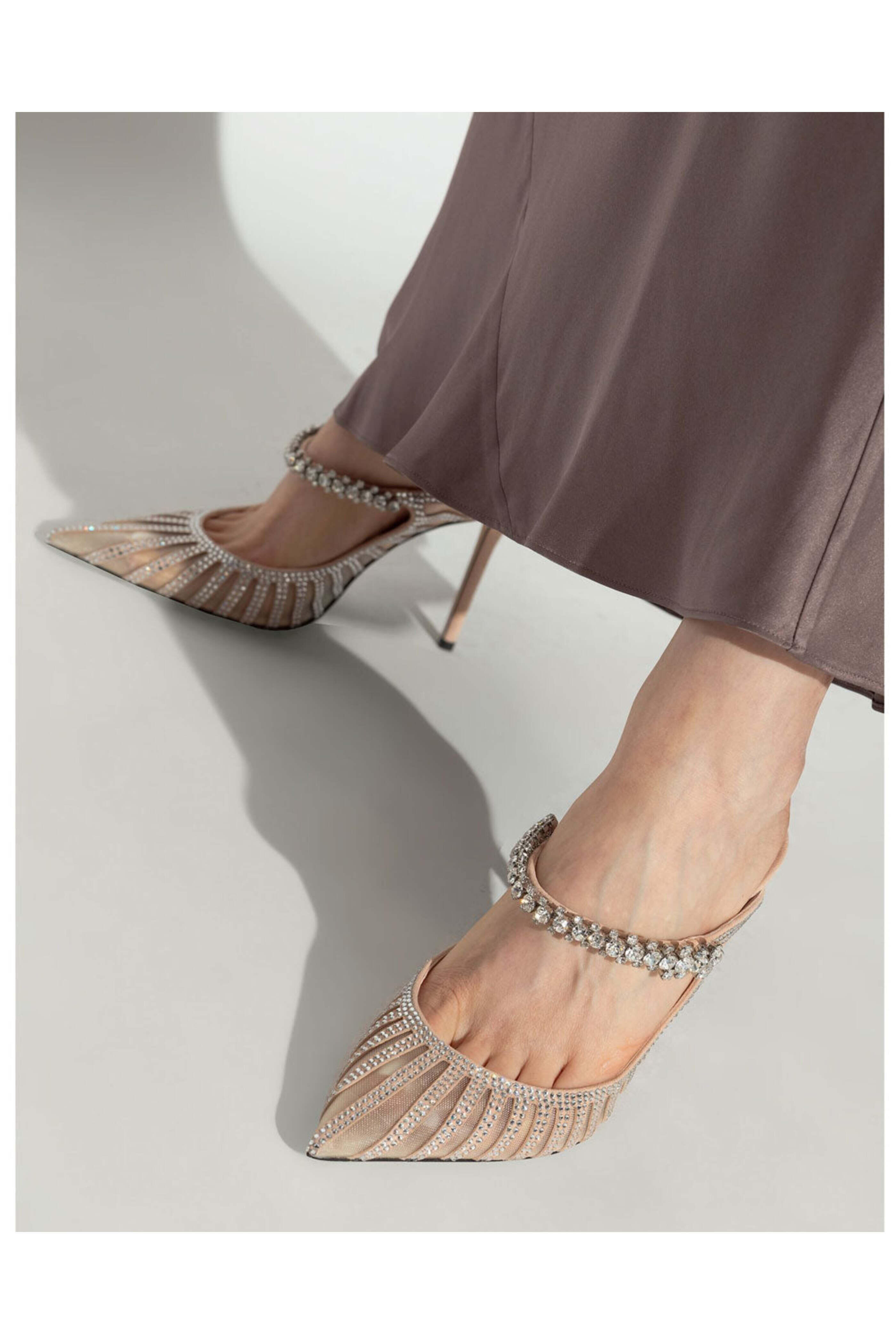 Jimmy Choo - Bing 100m Crystal Embellishment Pump in Macaron