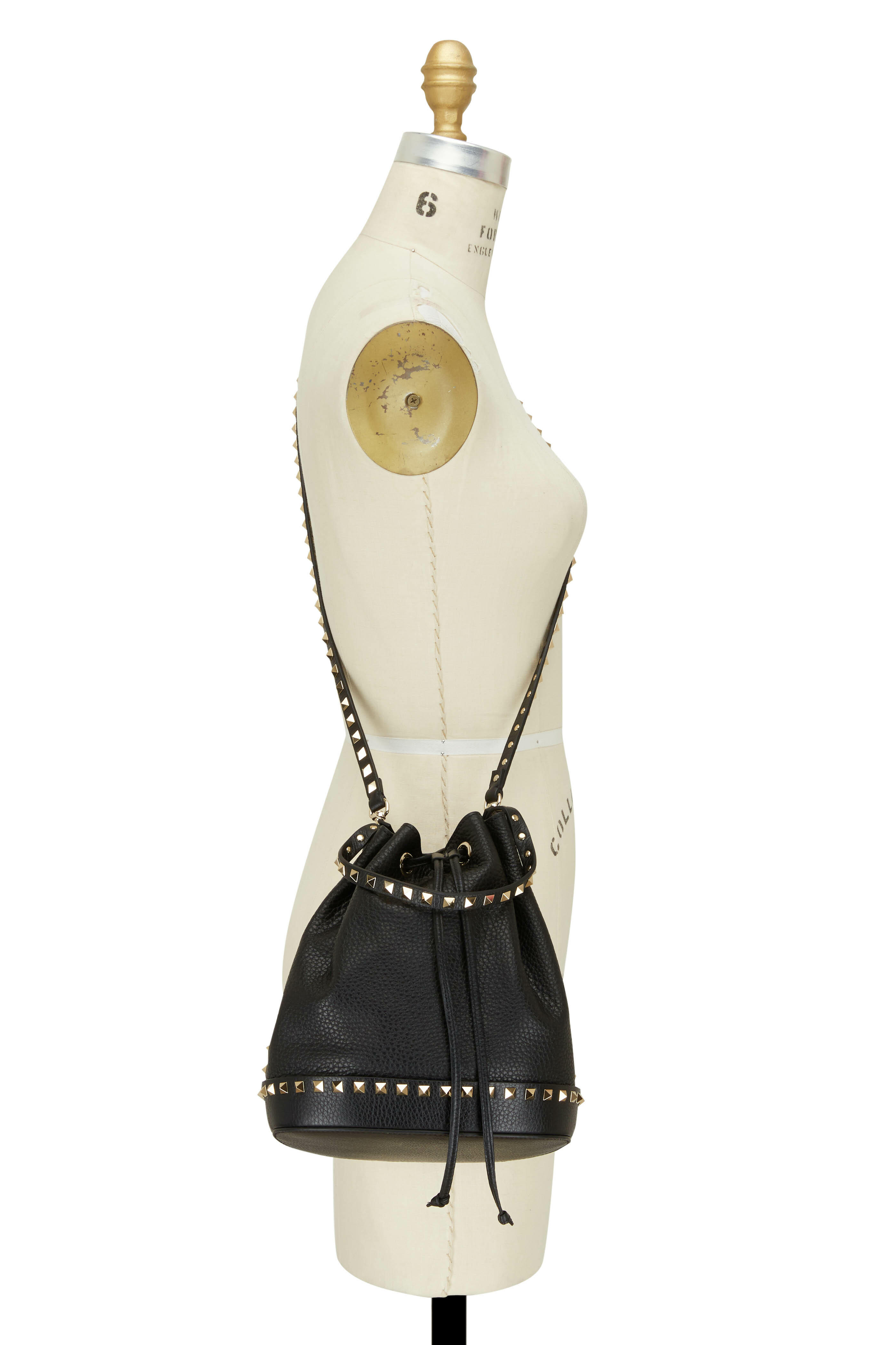 ショルダーバッグ・ポシェット VALENTINO GARAVANI Black Leather Rockstud Bucket Bag Valentino Garavani Rockstud Leather Bucket Bag | Nordstrom