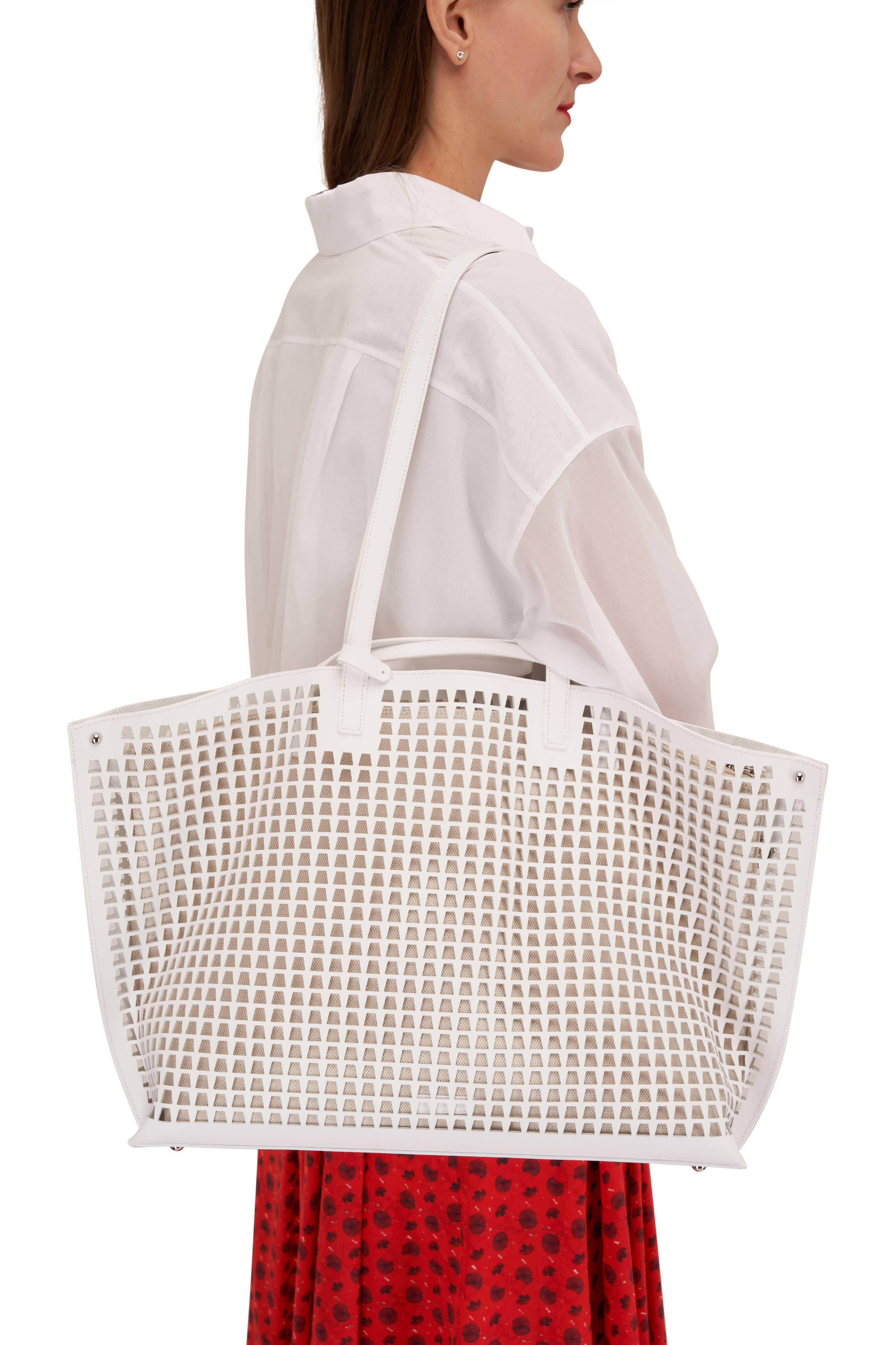 AKRIS ホワイト メッシュ ショルダーバッグ Akris - Medium Ai White Trapezoid Lasercut Shoulder Bag